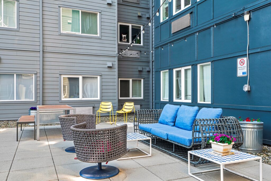 a large courtyard with outdoor funirture